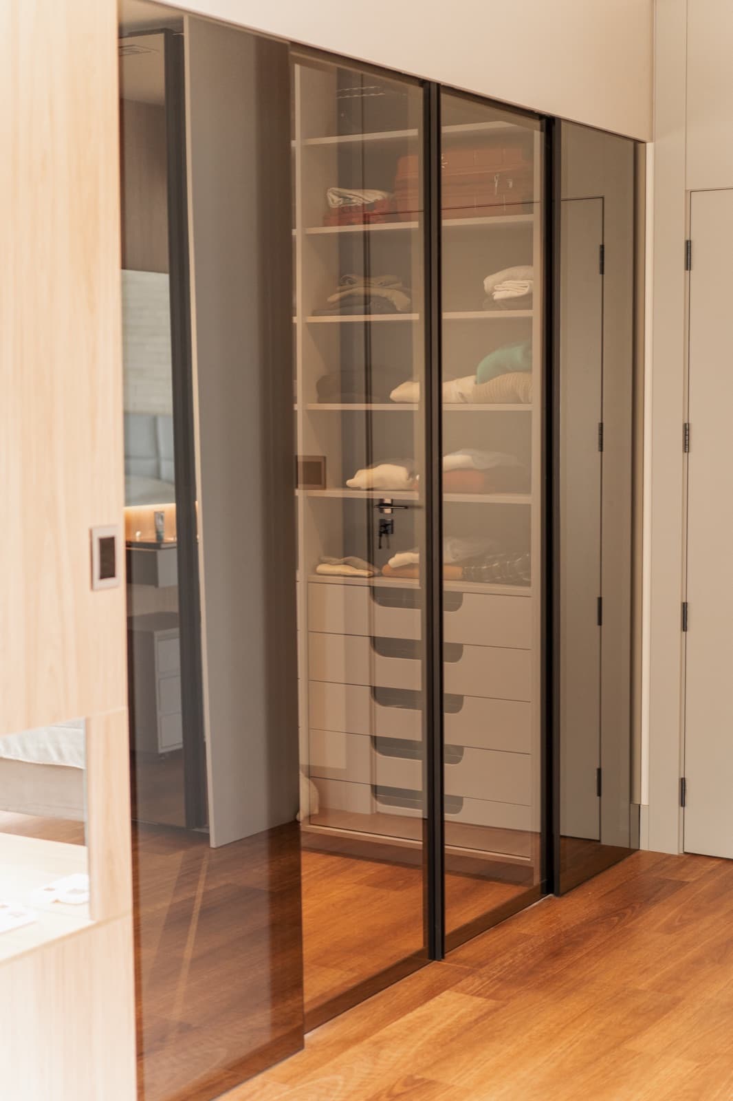 Closet com portas de vidro fumê em alumínio