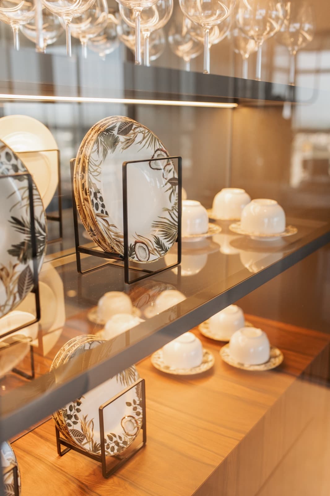 Estante de vidro para exposição de peças decorativas