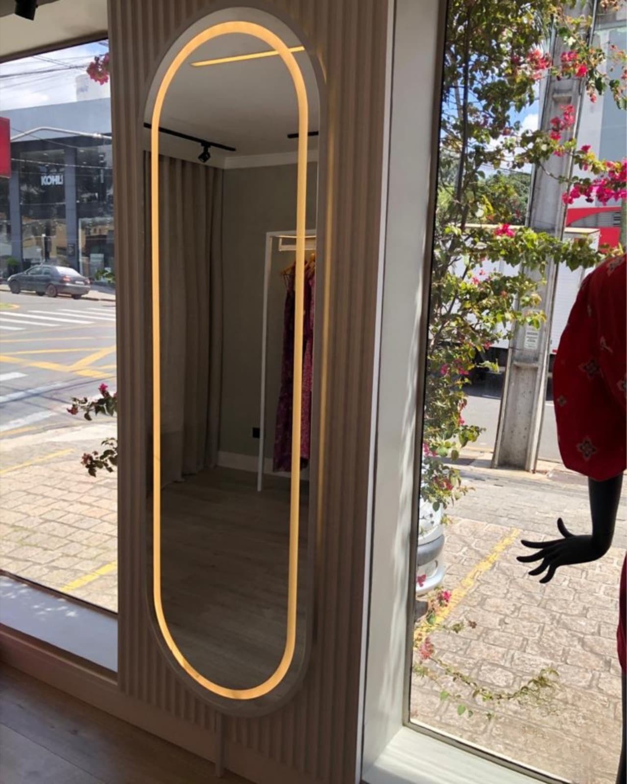 Espelho sob medida em vitrine de loja