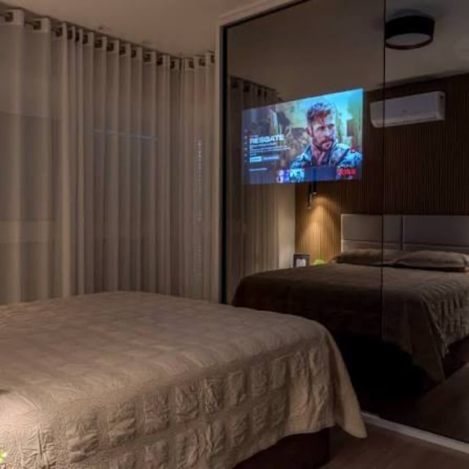 Painel Movie ligado, exibindo conteúdo de TV no espelho
