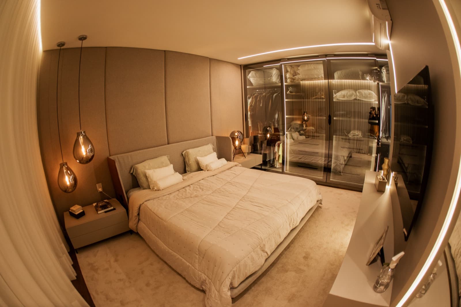 Vista ampla de closet com portas de vidro e alumínio