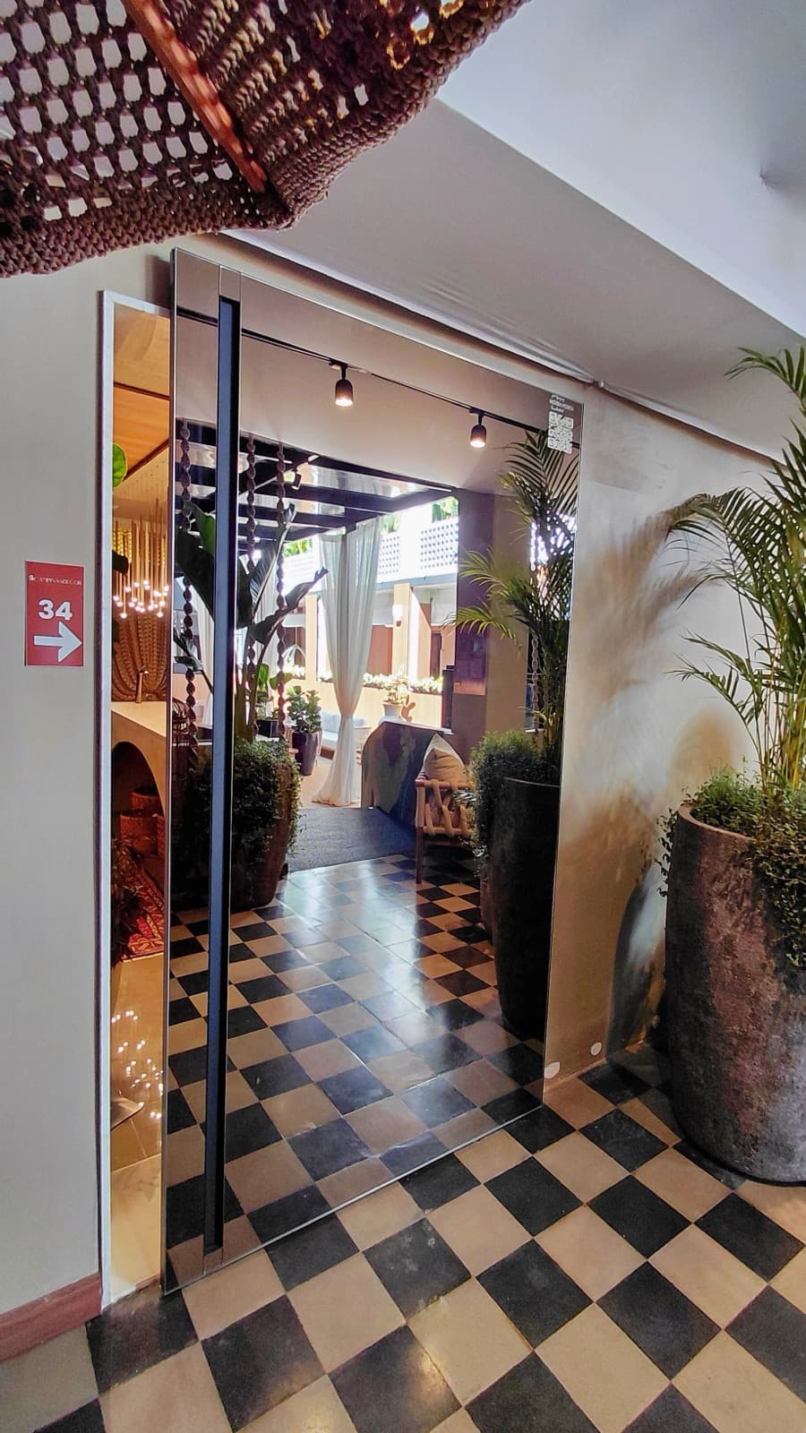 Divisão de ambientes no Campinas Decor — acabamento inox champanhe, vidro espelho bronze 2 faces.