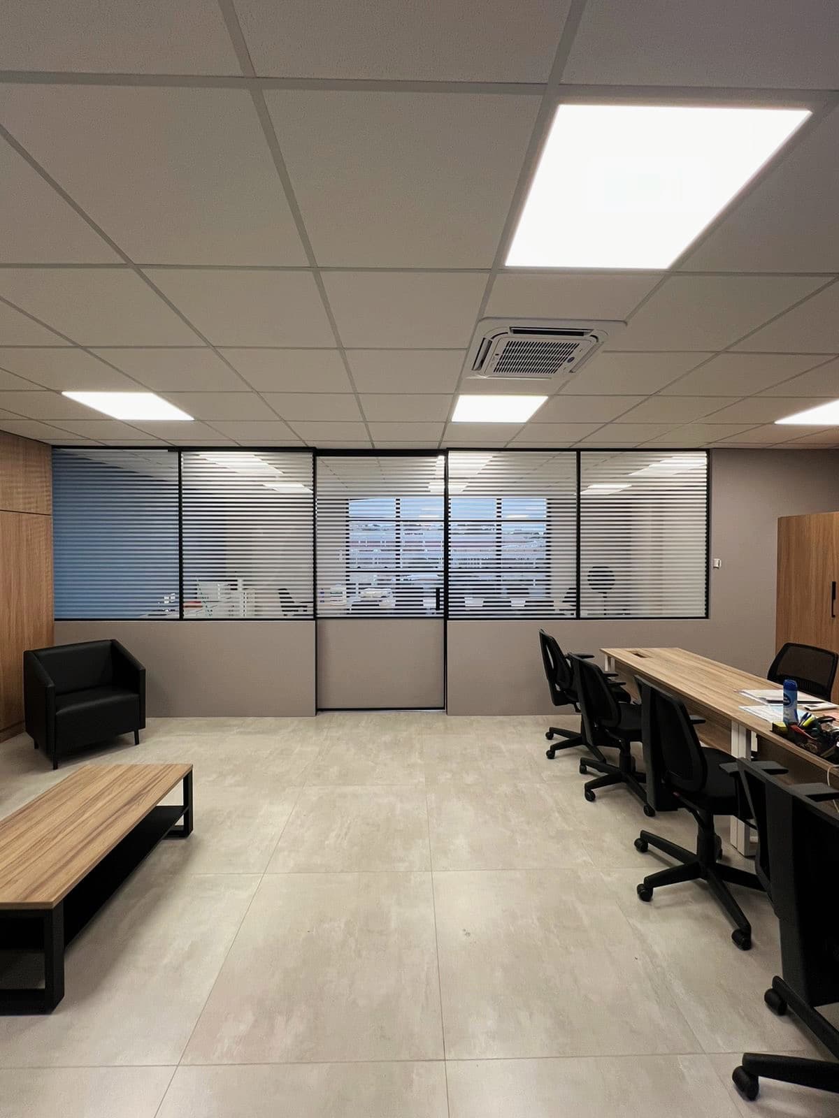 Escritório / sala de reunião — incolor com painel em MDF