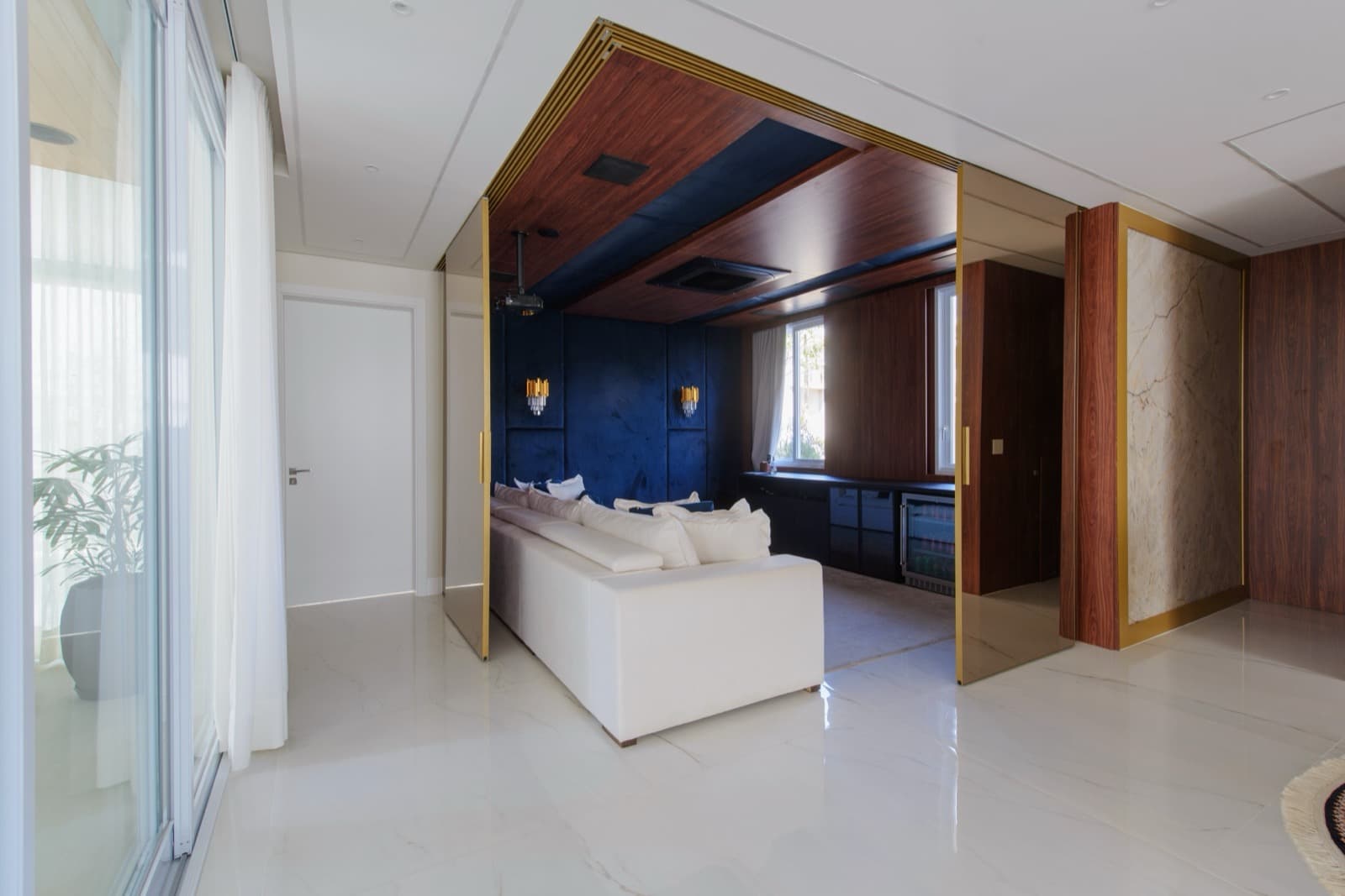 Fechamento de home theater — pintura eletrostática dourado, espelho bronze / painel MDF