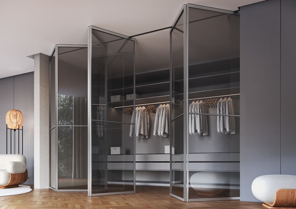 Closet com folhas articuladas em vidro fumê, dobrando em sanfona sem trilho no piso