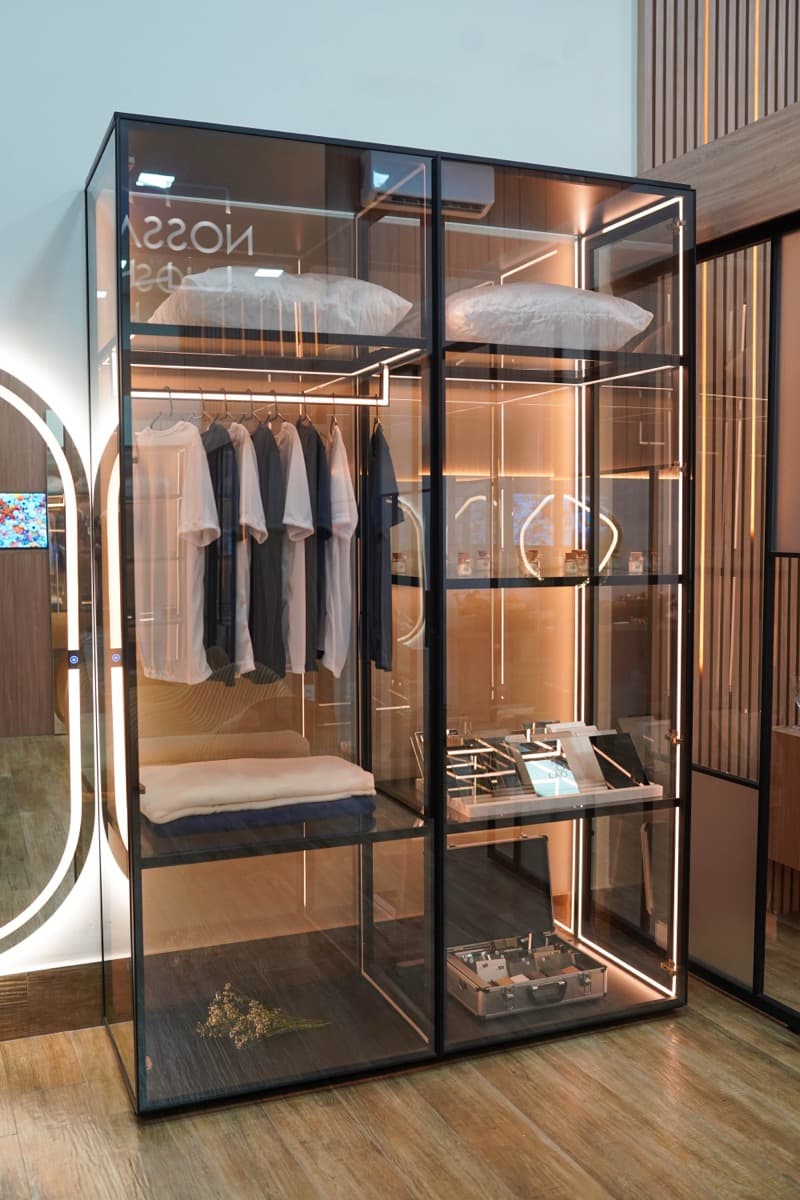 Vitrine iluminada com roupas e acessórios expostos