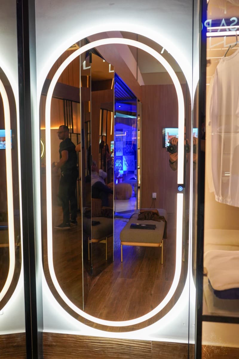 Espelho oval iluminado no ambiente do showroom