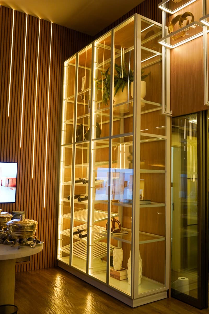 Estante alta iluminada com peças de decoração